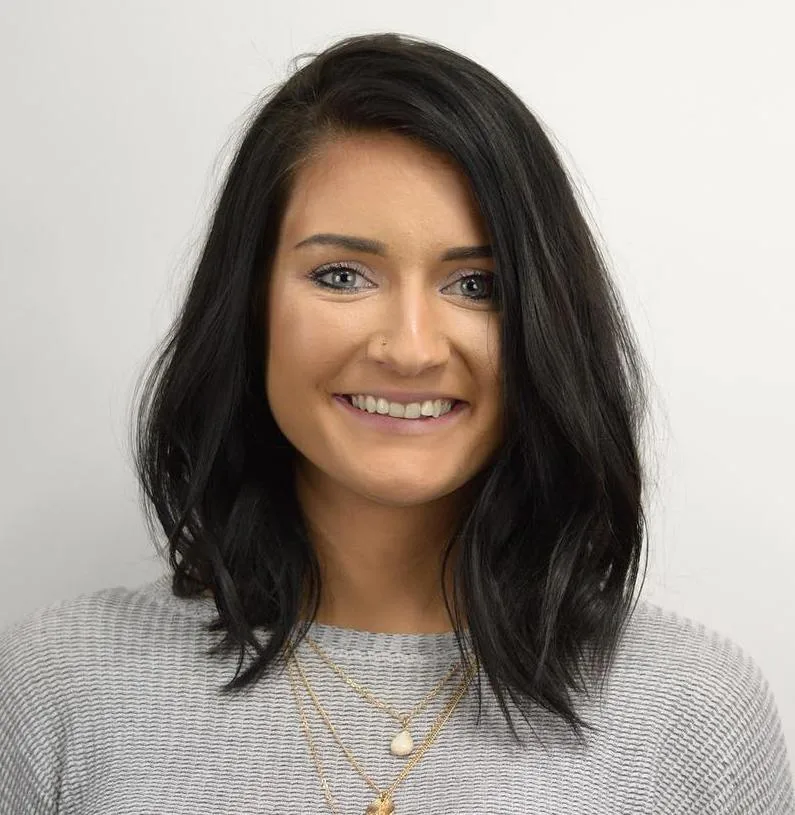 Lob choppy brun coiffé à raie de côté avec pointes texturées pour visage carré
