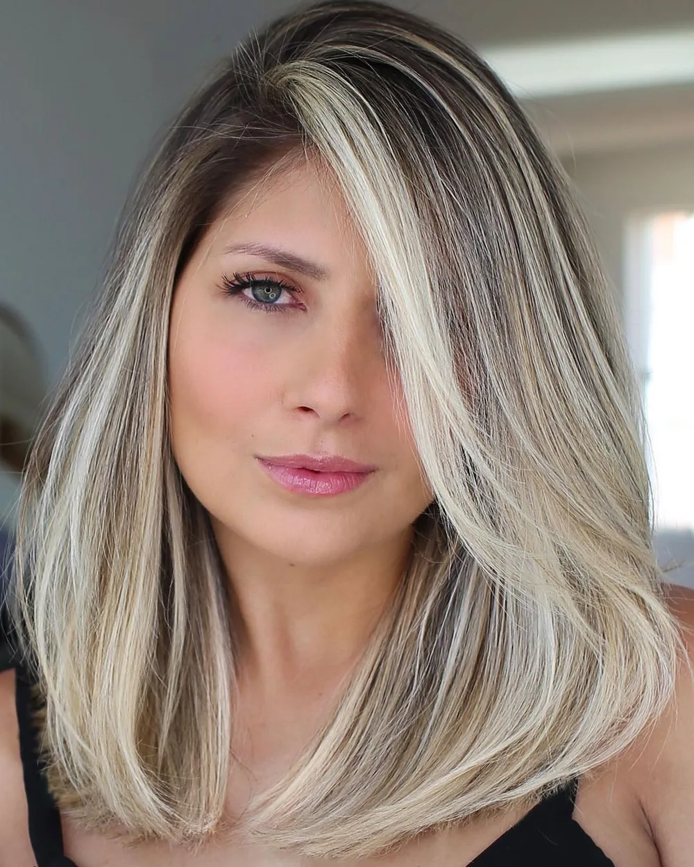 Lob lisse avec money piece blond encadrant le visage et frange longue pour visage carré