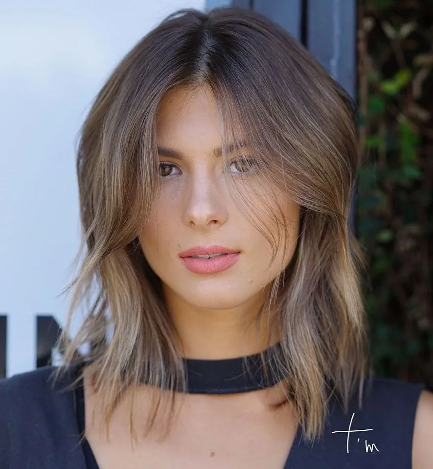 Lob lisse cheveux fins avec frange rideau et reflets blonds pour visage carré