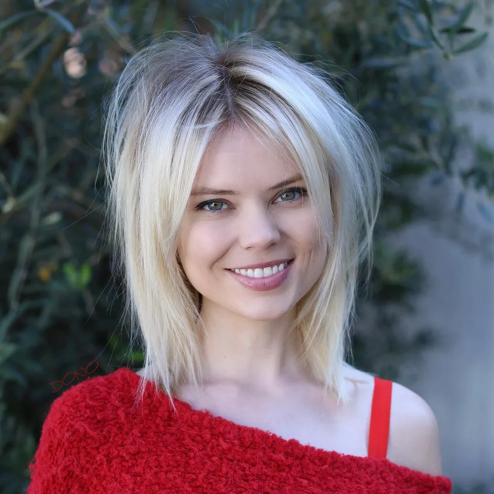 Lob wispy blond argenté volumineux à la racine adoucissant un visage carré