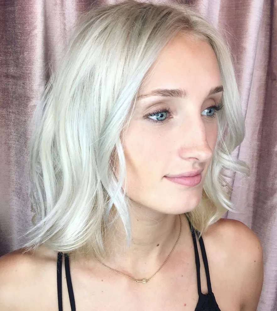Long carré blond platine glacé sur peau claire et yeux bleus