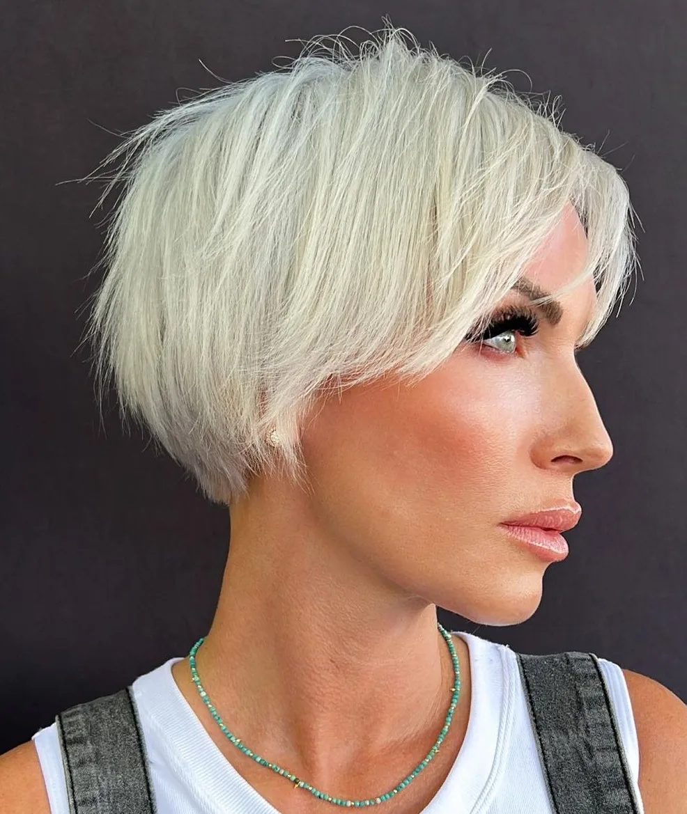 Long pixie bob platine avec couches autour de la couronne