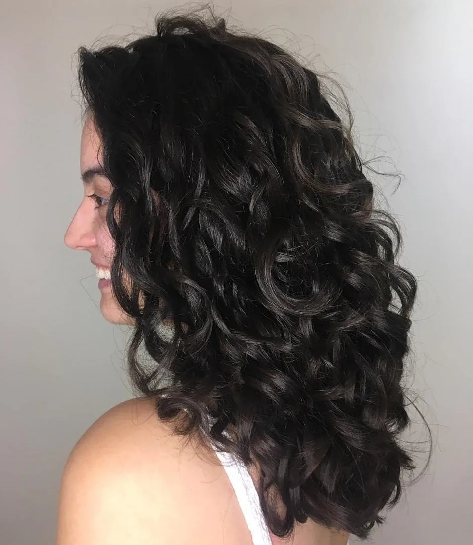 Long U-cut sur cheveux bouclés brun foncé, arrière arrondi