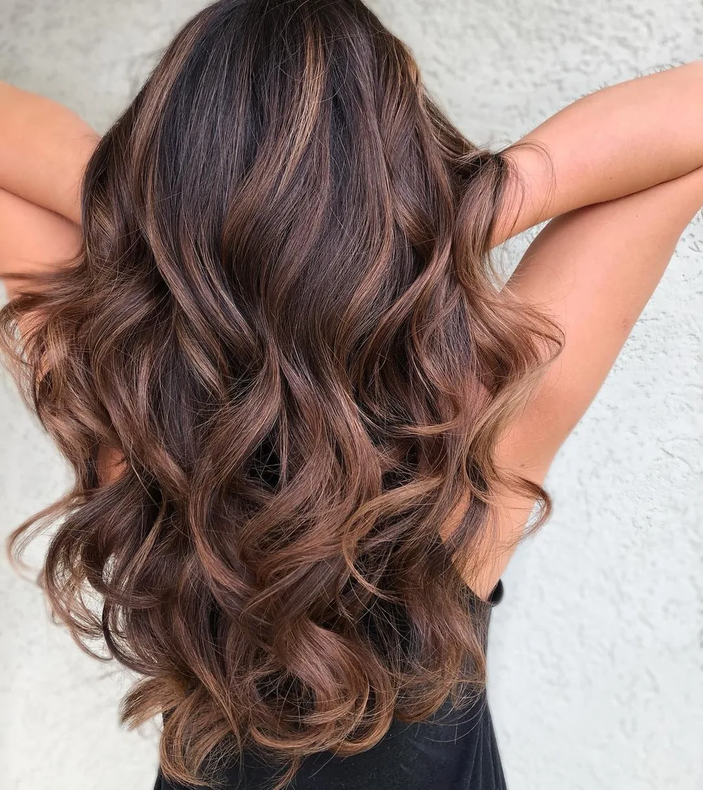 Longs cheveux bouclés chocolat avec teasylights caramel abondants