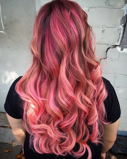 Longs cheveux bruns avec balayage fuchsia dégradé magenta à bubblegum
