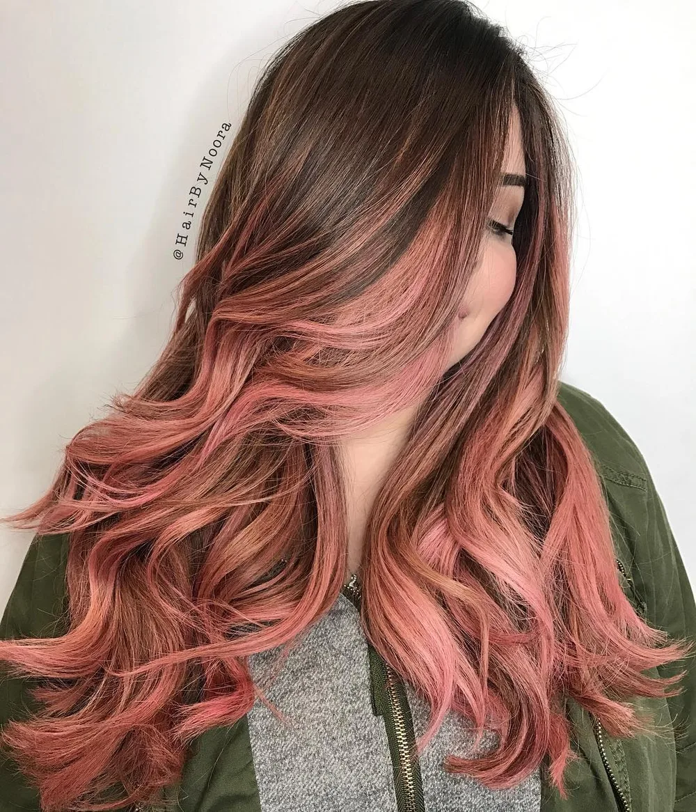Longs cheveux bruns fondus vers un rosé poudré en root melt