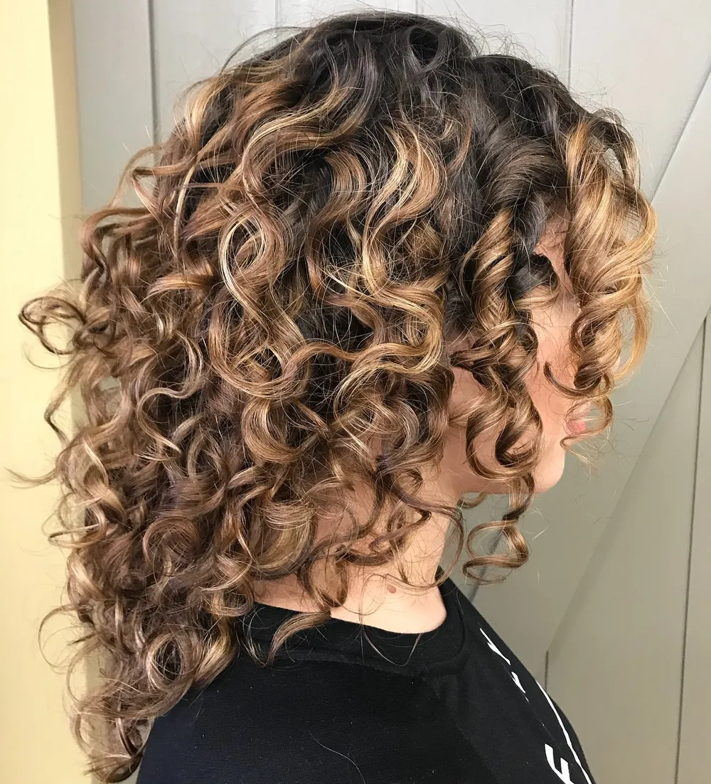 Longues boucles avec balayage lumineux et reflets