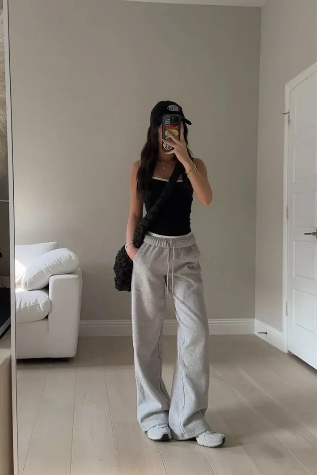 Look athleisure débardeur noir avec jogging gris et baskets pour la rentrée