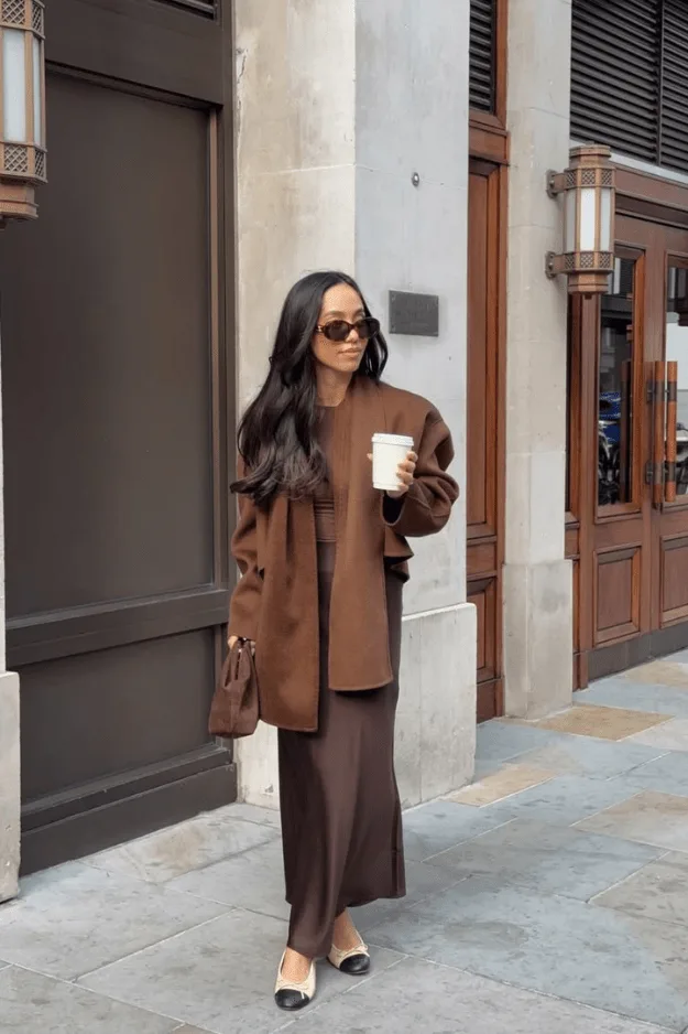 Look automne blazer caramel avec jupe midi chocolat et mocassins bicolores