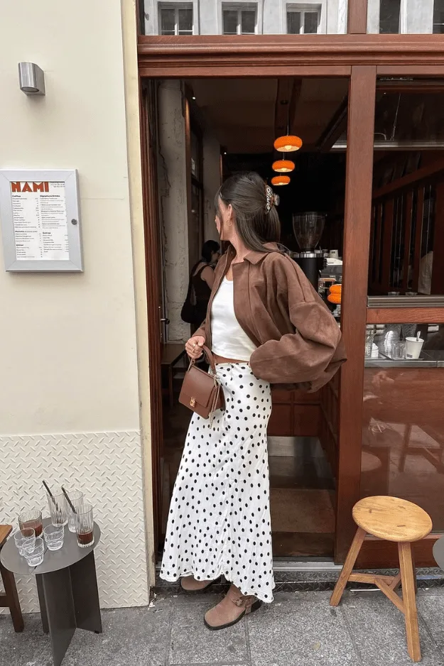 Look automne jupe maxi à pois avec veste en suède marron, tee blanc et mocassins