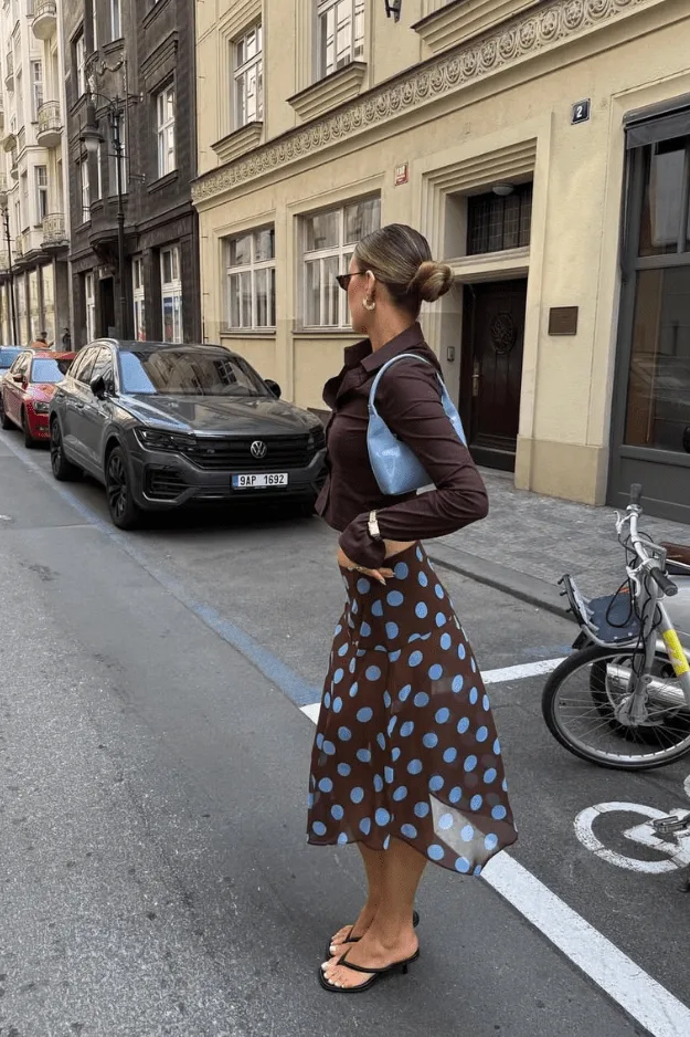 Look automne jupe midi à pois marron avec haut bordeaux à manches longues
