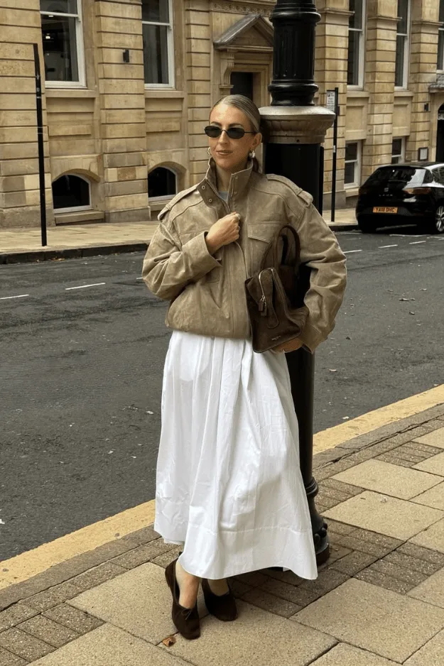 Look automne jupe midi blanche avec veste oversize beige et plateformes marron