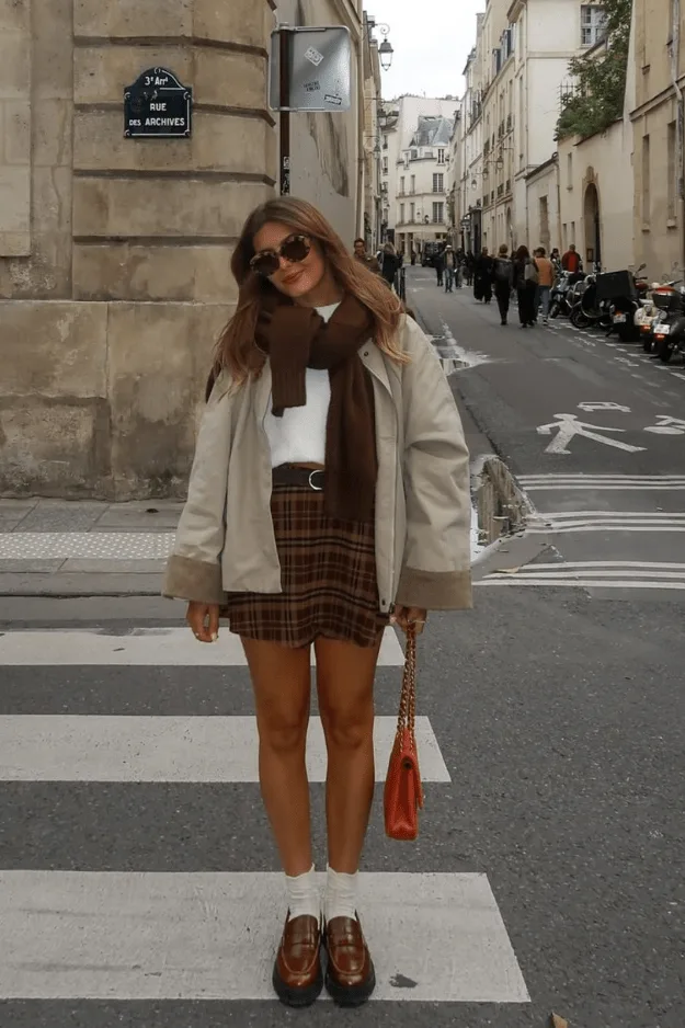 Look automne mini à carreaux marron avec trench crème, écharpe bordeaux et mocassins