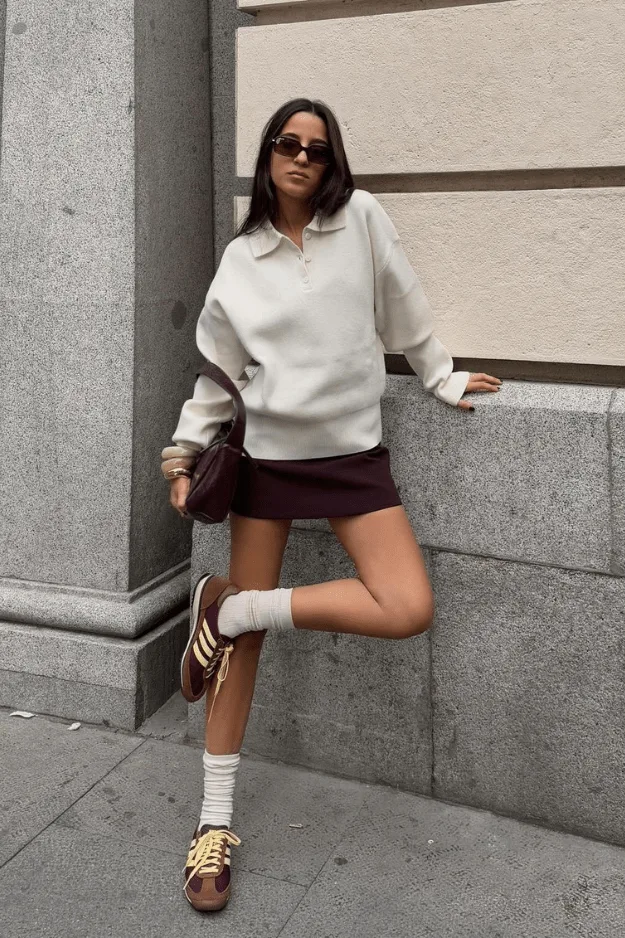 Look automne mini-jupe bordeaux avec col rugby crème, chaussettes et baskets