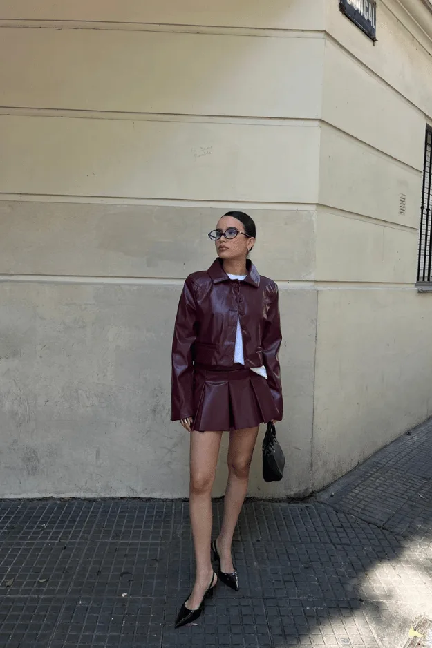 Look automne total cuir bordeaux, veste et mini plissée assorties avec ballerines
