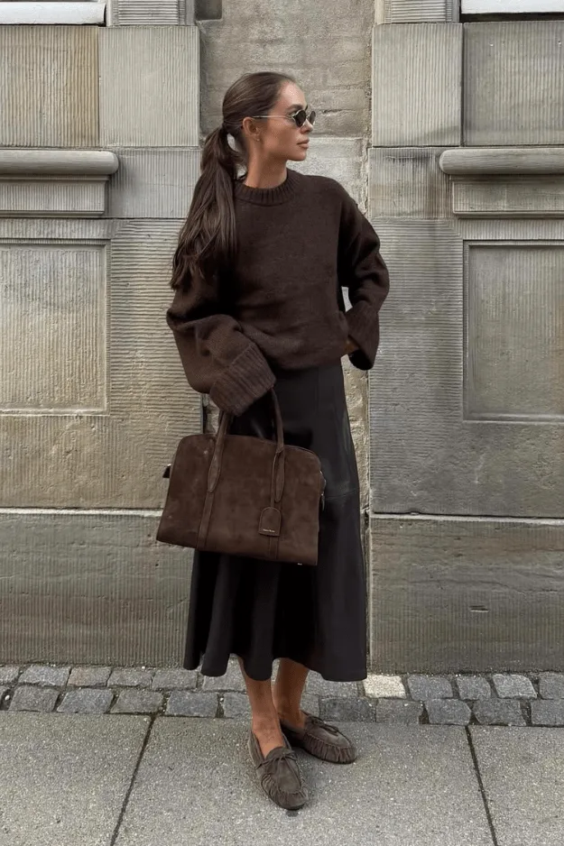 Look automne total noir sweat oversize et jupe midi avec mocassins et sac en daim