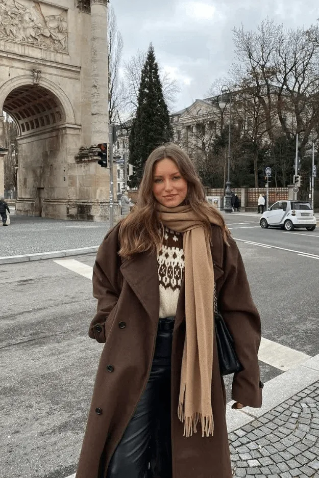 Look blazer chocolat, maille crème à motifs et grande écharpe crème