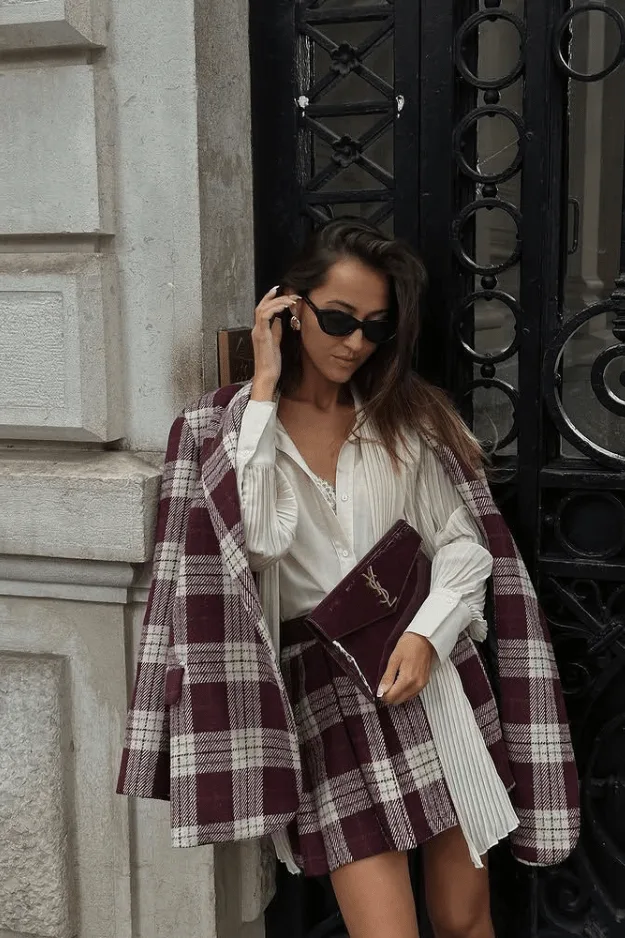 Look blazer et jupe à carreaux bordeaux, tendance tartan automne 2026