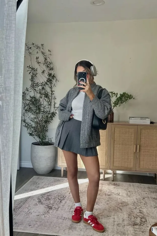 Look blazer gris oversize avec mini-jupe grise et baskets blanches pour la rentrée
