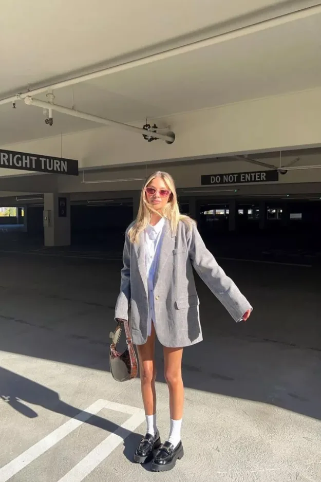 Look blazer gris oversize porté sur short avec mocassins pour la rentrée