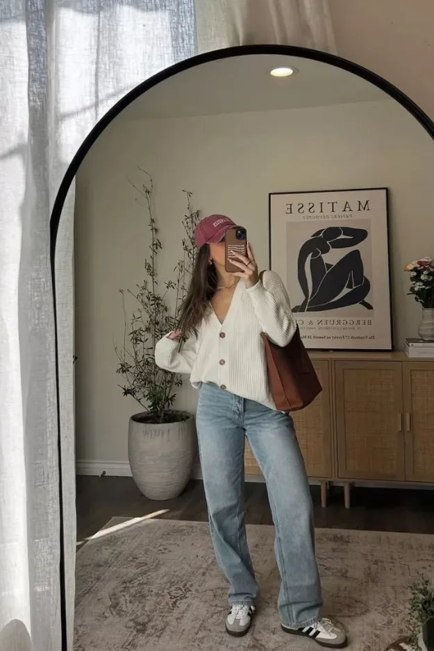 Look casquette rouge avec cardigan crème et jean clair décontracté rentrée