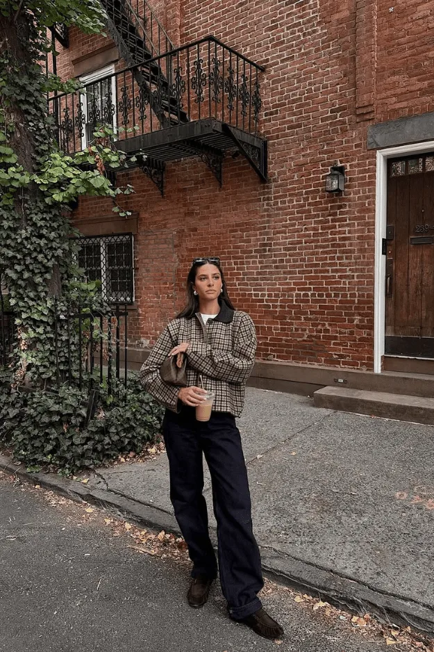 Look chemise à carreaux noir et blanc avec pantalon noir et bottes en daim marron