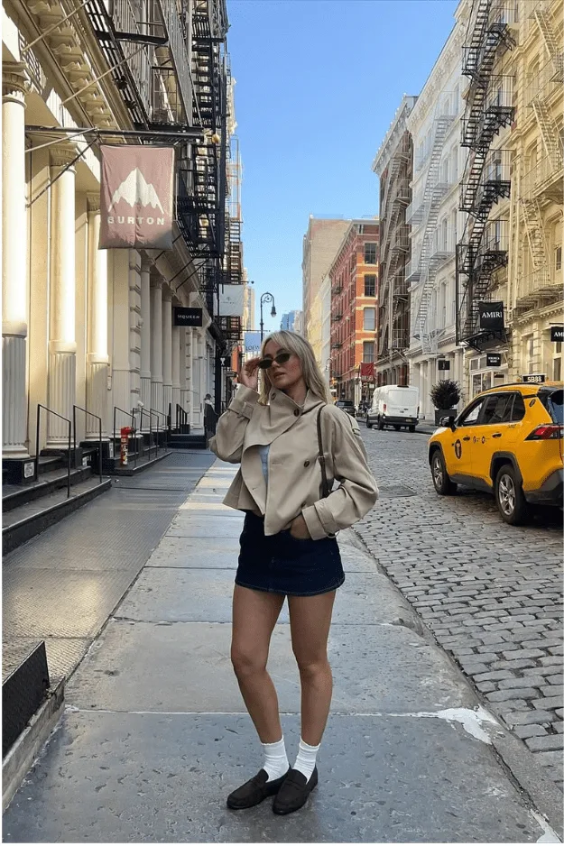 Look hoodie beige oversize avec short marine, chaussettes blanches et mocassins noirs
