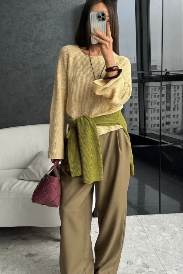 Look maille chartreuse vert-jaune nouée sur pull crème et pantalon kaki, tendance automne 2026