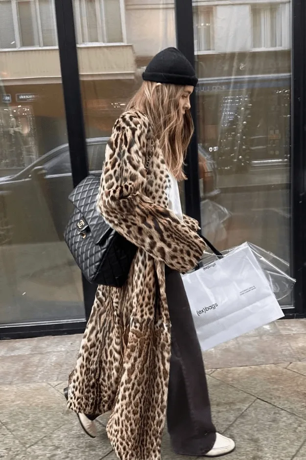 Look manteau en fausse fourrure imprimé léopard, tendance texture automne 2026