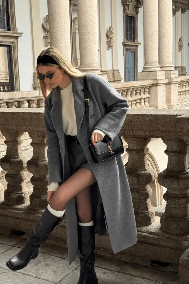 Look manteau long gris anthracite avec bottes hautes, tendance couleur automne 2026