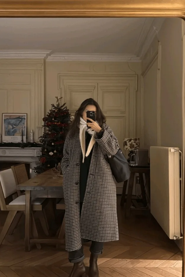 Look manteau pied-de-poule noir et blanc oversize avec col roulé crème et jean gris