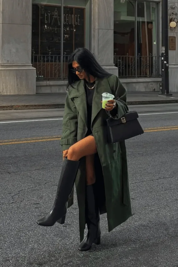 Look manteau vert forêt long avec bottes, tendance couleur automne 2026