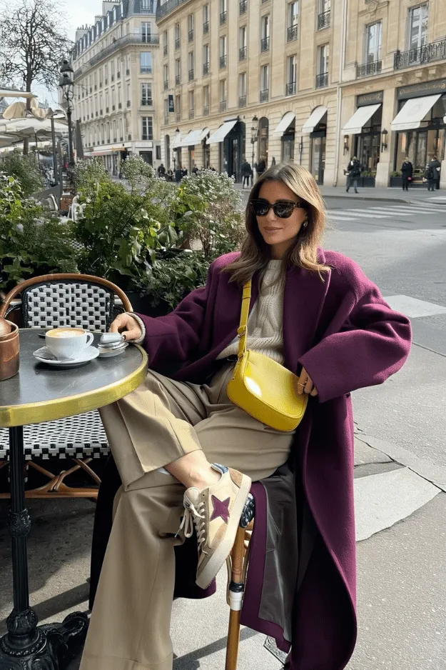 Look manteau violet royal avec sac jaune chartreuse, tendance couleur automne 2026