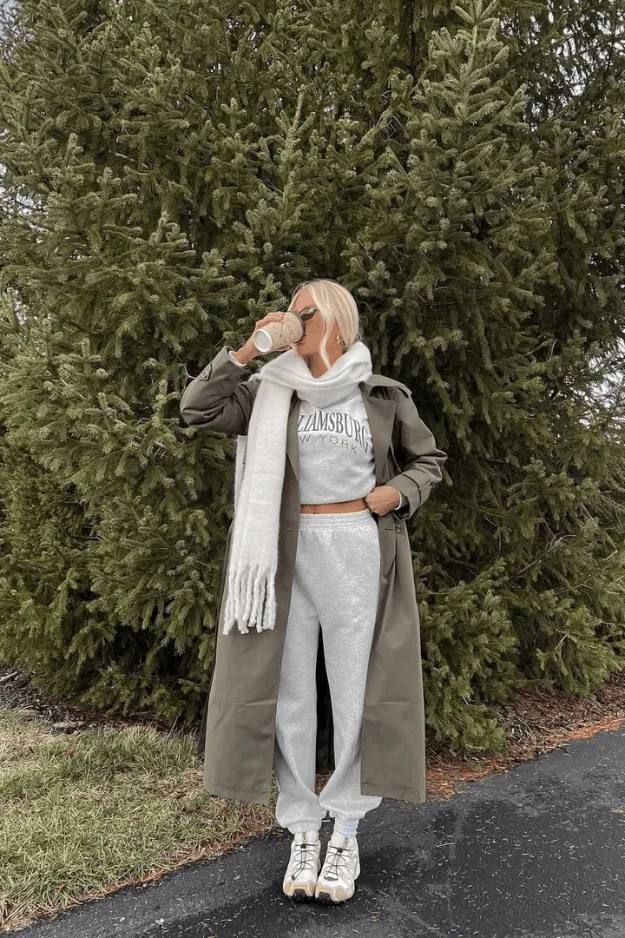 Look monochrome manteau gris taupe avec écharpe assortie et baskets