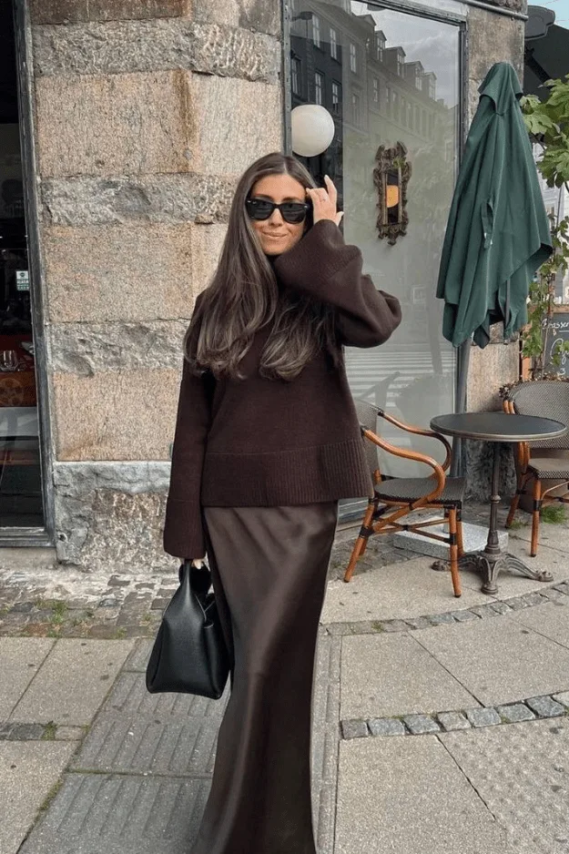 Look neutre pull marron et jupe longue, esprit wardrobe dressing tendance automne 2026