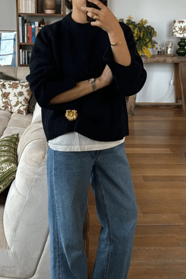 Look pull noir orné d'une broche statement, tendance bijoux automne 2026