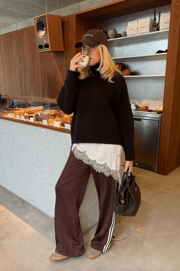 Look pull noir oversize avec ourlet en dentelle et pantalon marron à bandes