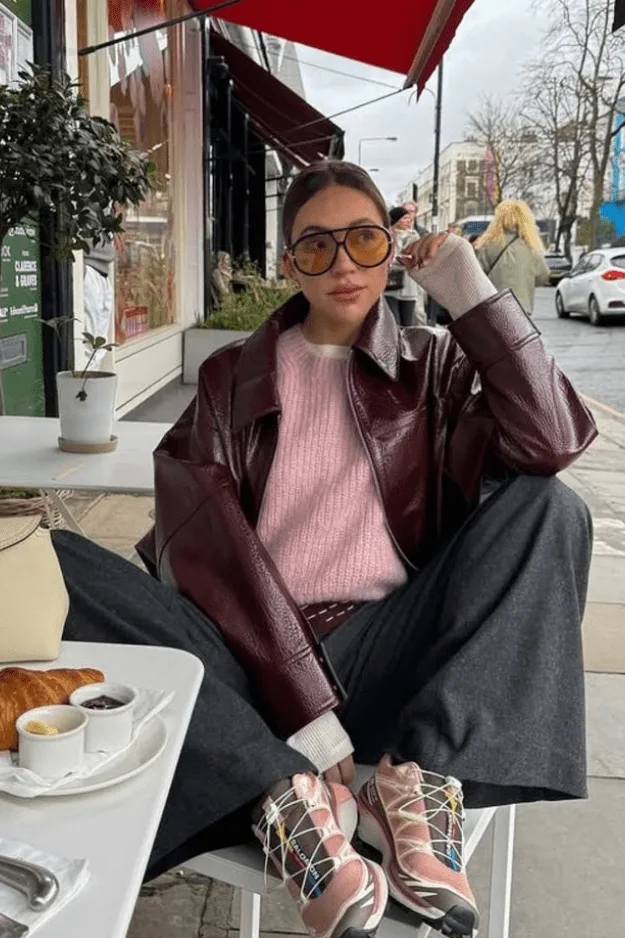 Look pull rose poudré sous veste bordeaux avec pantalon gris, tendance automne 2026