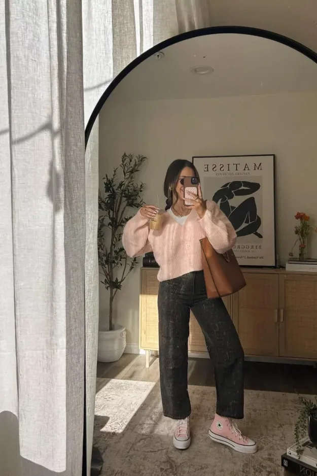 Look rose poudré pull clair avec pantalon marron et sac assorti rentrée