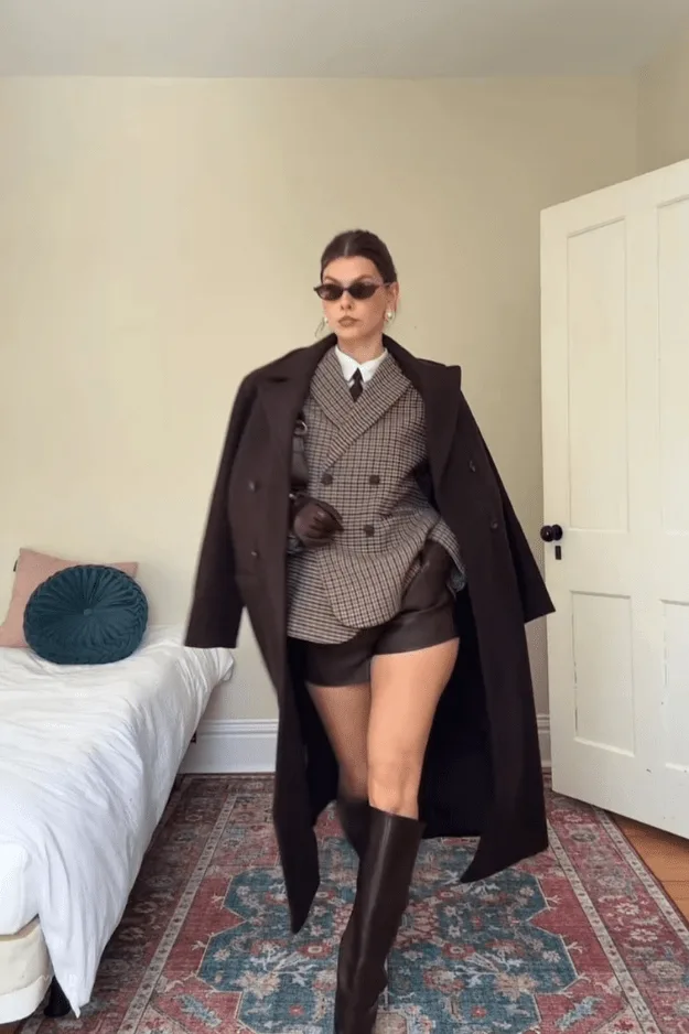 Look smoking au féminin blazer à revers satinés et cape, tendance tuxedo automne 2026