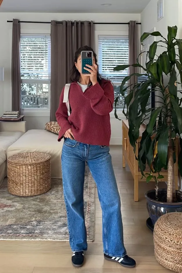 Look sweat bordeaux oversize avec jean bleu droit et baskets pour la rentrée