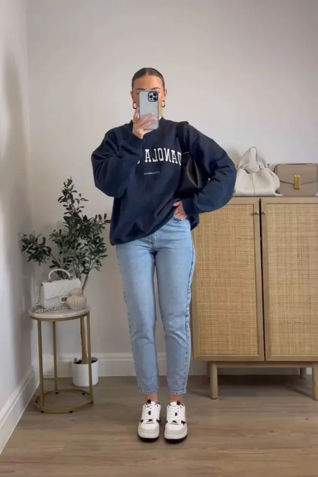 Look sweat marine universitaire oversize avec jean droit et baskets rentrée
