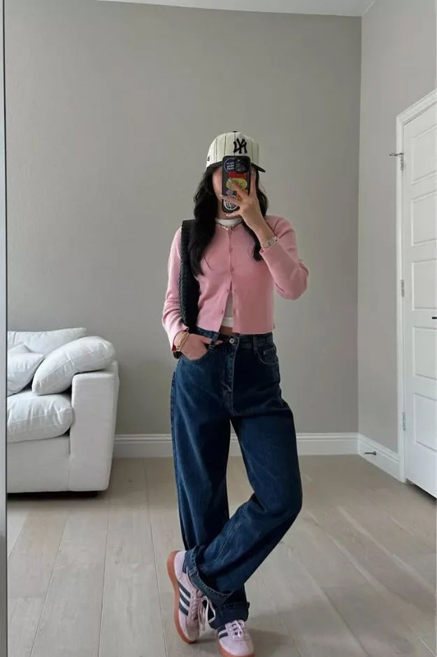 Look top rose avec casquette assortie et jean large foncé pour la rentrée