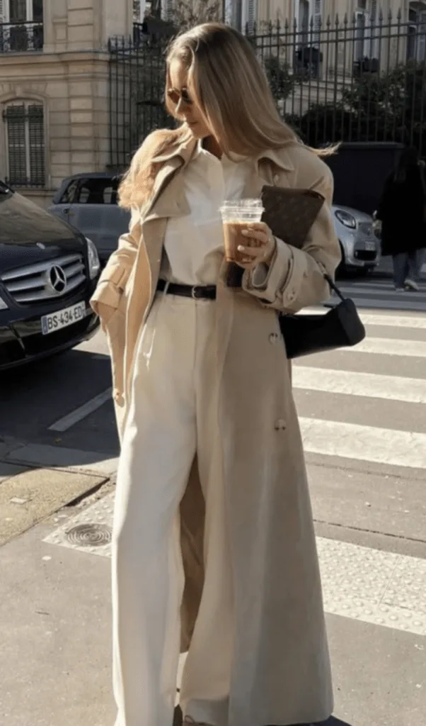Look total crème avec trench long, quiet luxury automne