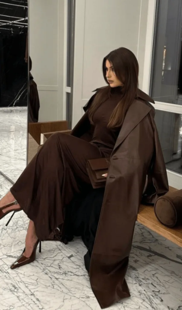 Look total marron avec robe longue et trench assorti, camaïeu tonal