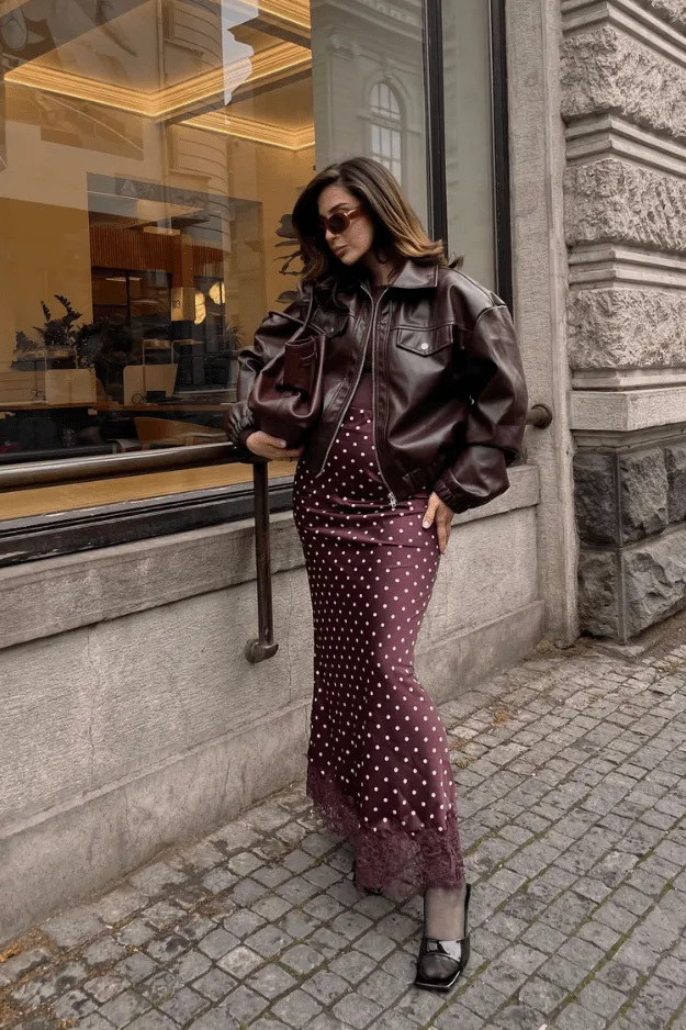 Look total oxblood bordeaux, robe et veste couleur vin, tendance automne 2026