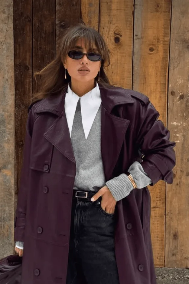 Look trench aubergine violet profond avec chemise blanche, tendance automne 2026