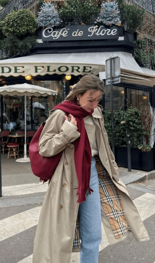 Look trench beige avec écharpe rouge, short en jean et sac à dos, style parisien