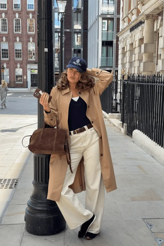 Look trench beige, casquette marine, pantalon crème et chaussures plateforme