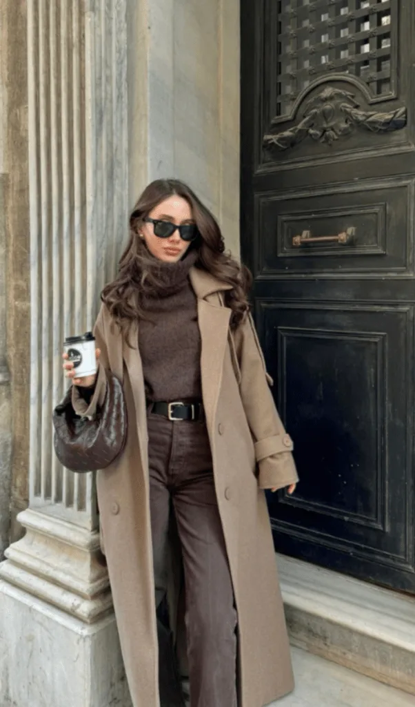 Look trench beige sur col roulé marron et pantalon assorti, camaïeu chocolat